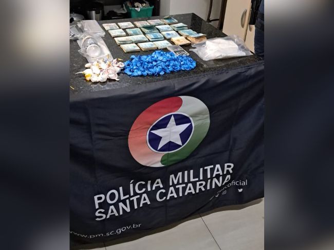 Operação desmonta esquema de tráfico de drogas, prende três pessoas e apreende mais de R$ 19 mil em Timbó