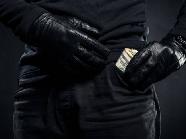 Assaltantes invadem mercearia, amarram vítima e saem com mais de R$ 1 mil após roubo em Rio do Sul