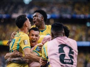 Brasil faz virada histórica com gol nos acréscimos e garante vaga para as oitavas de final da Copa do Mundo