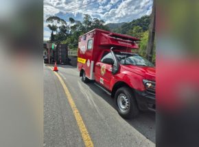 Caminhão caçamba capota e motorista fica ferido em Pomerode