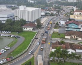 Carretas com quase 30 metros de comprimento afetam trânsito em Pomerode nesta segunda-feira (08)