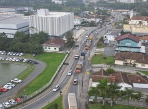 Carretas com quase 30 metros de comprimento afetam trânsito em Pomerode nesta segunda-feira (08)