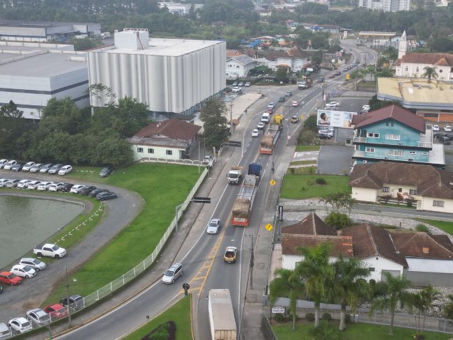 Carretas com quase 30 metros de comprimento afetam trânsito em Pomerode nesta segunda-feira (08)