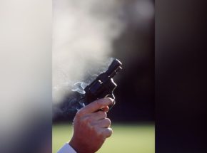 Homem dispara arma de fogo após discussão com técnico de internet na própria residência em Blumenau