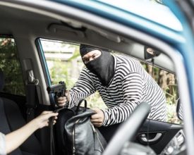 Motorista é agredido com coronhadas, forçado a fazer PIX e tem carro roubado em Blumenau