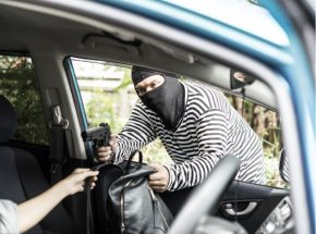 Motorista é agredido com coronhadas, forçado a fazer PIX e tem carro roubado em Blumenau