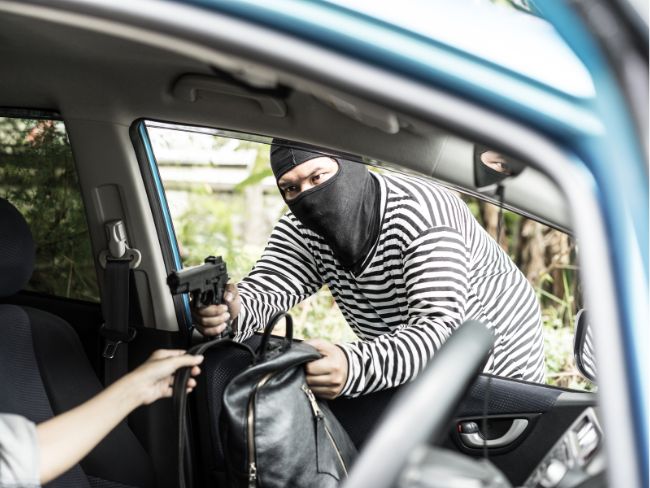 Motorista é agredido com coronhadas, forçado a fazer PIX e tem carro roubado em Blumenau