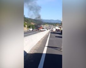 VÍDEO grave acidente envolvendo uma carreta e cinco carros deixa veículos em chamas e uma vítima fatal em Indaial