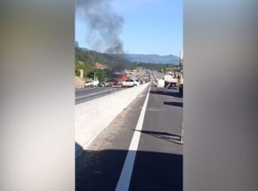 VÍDEO grave acidente envolvendo uma carreta e cinco carros deixa veículos em chamas e uma vítima fatal em Indaial