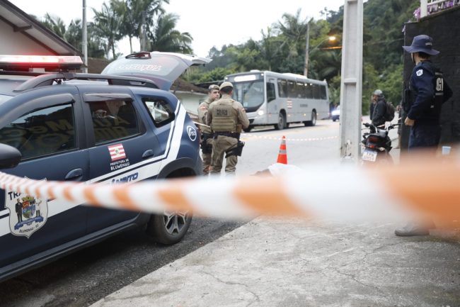 Motociclista morre após colidir com poste em Blumenau