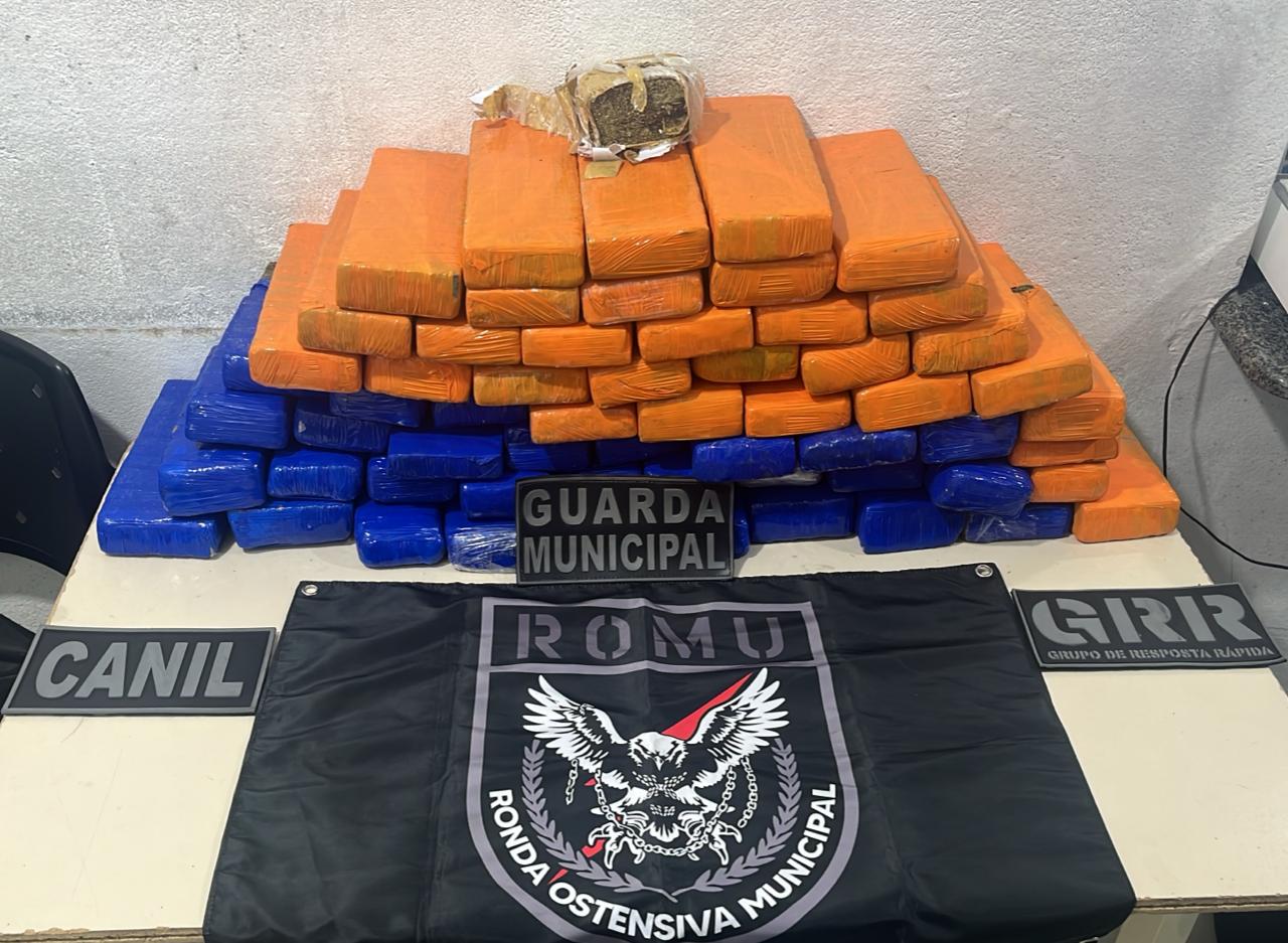 Motorista em fuga chegou a arremessar tabletes da droga para fora de carro em movimento, mas foi detido após grande apreensão de drogas na tarde de sábado (30)