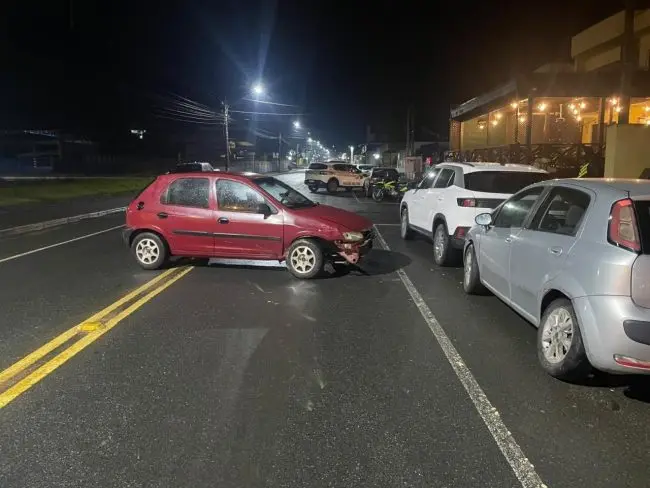 Motorista embriagado bate em carros estacionados, tenta fugir e é contido com taser em Ascurra