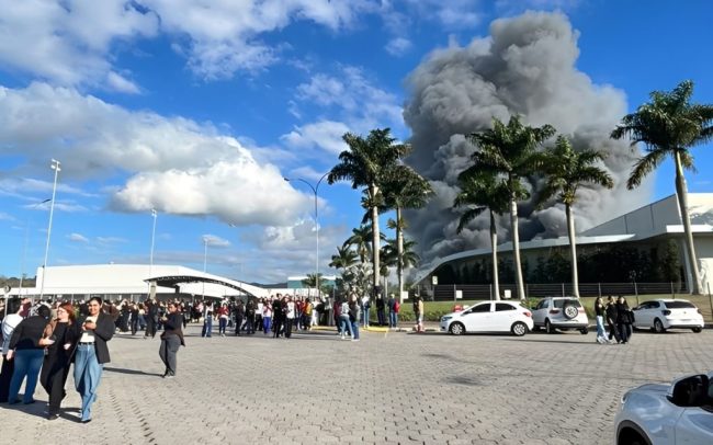 Bombeiros Voluntários de Pomerode prestam apoio a incêndio de grandes proporções em Itajaí