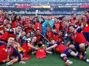 Espanha domina a Argentina, garante o bicampeonato da Copa do Mundo e leva US$ 50 milhões para casa