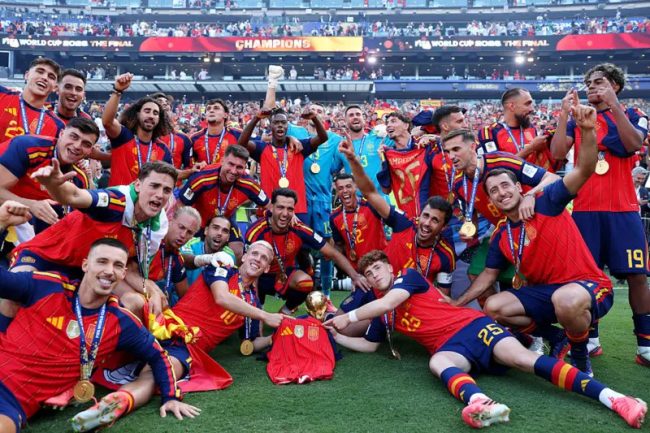 Espanha domina a Argentina, garante o bicampeonato da Copa do Mundo e leva US$ 50 milhões para casa