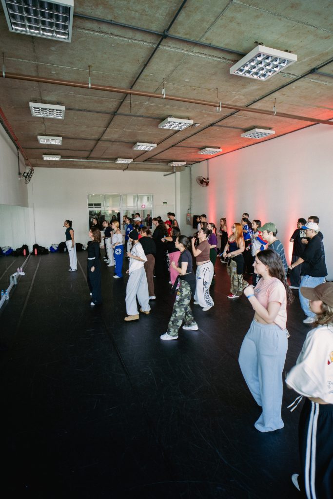 Antônia dá aulas de coreografia no Colégio Fátima, em Pomerode - Foto: Arquivo Pessoal