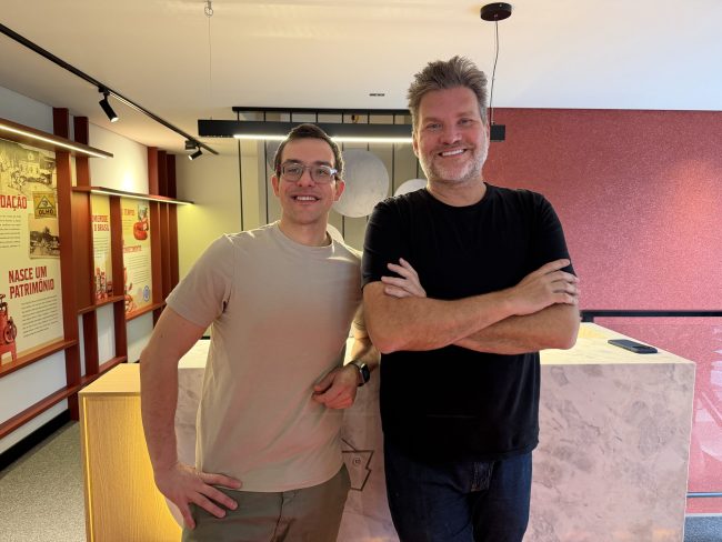 Chefs Carlos Bertolazzi e Antonio Maiolica visitam fábrica da Olho, em Pomerode