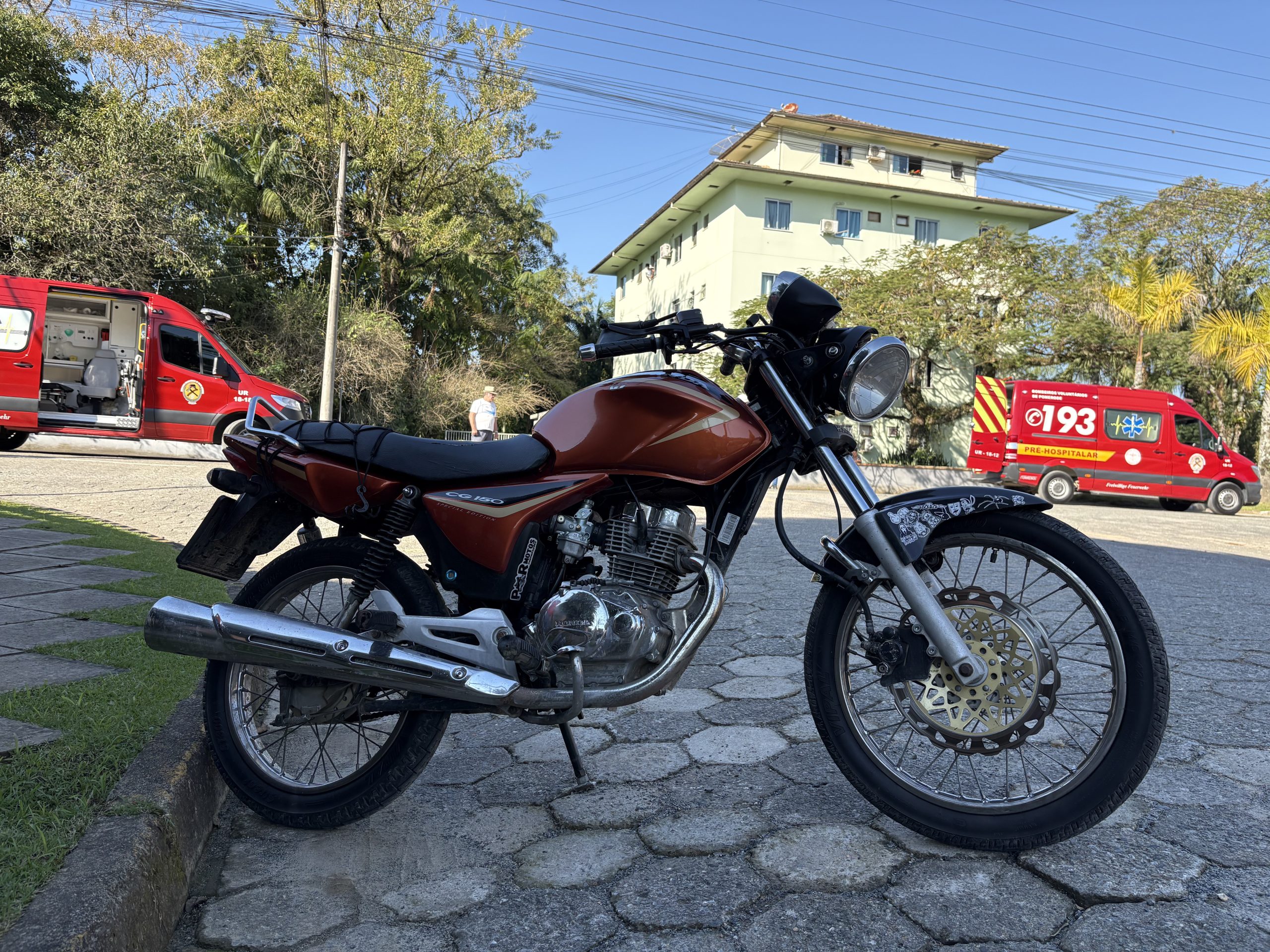 Ciclista fica ferido com corte na cabeça e é encaminhado ao hospital após colidir com moto em Pomerode - Foto: Stefani Siewerdt/Jornal de Pomerode