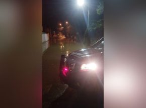 Rompimento de adutora causa alagamento em rua de Pomerode durante a madrugada