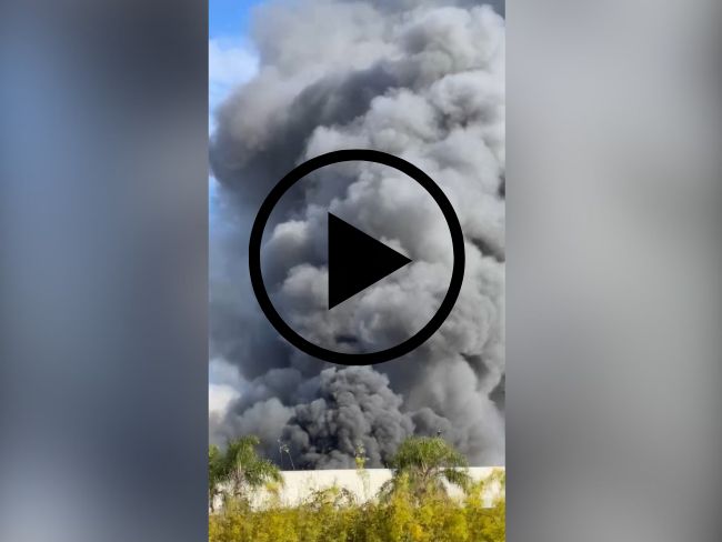 VÍDEO incêndio de grandes proporções atinge empresa têxtil em Itajaí