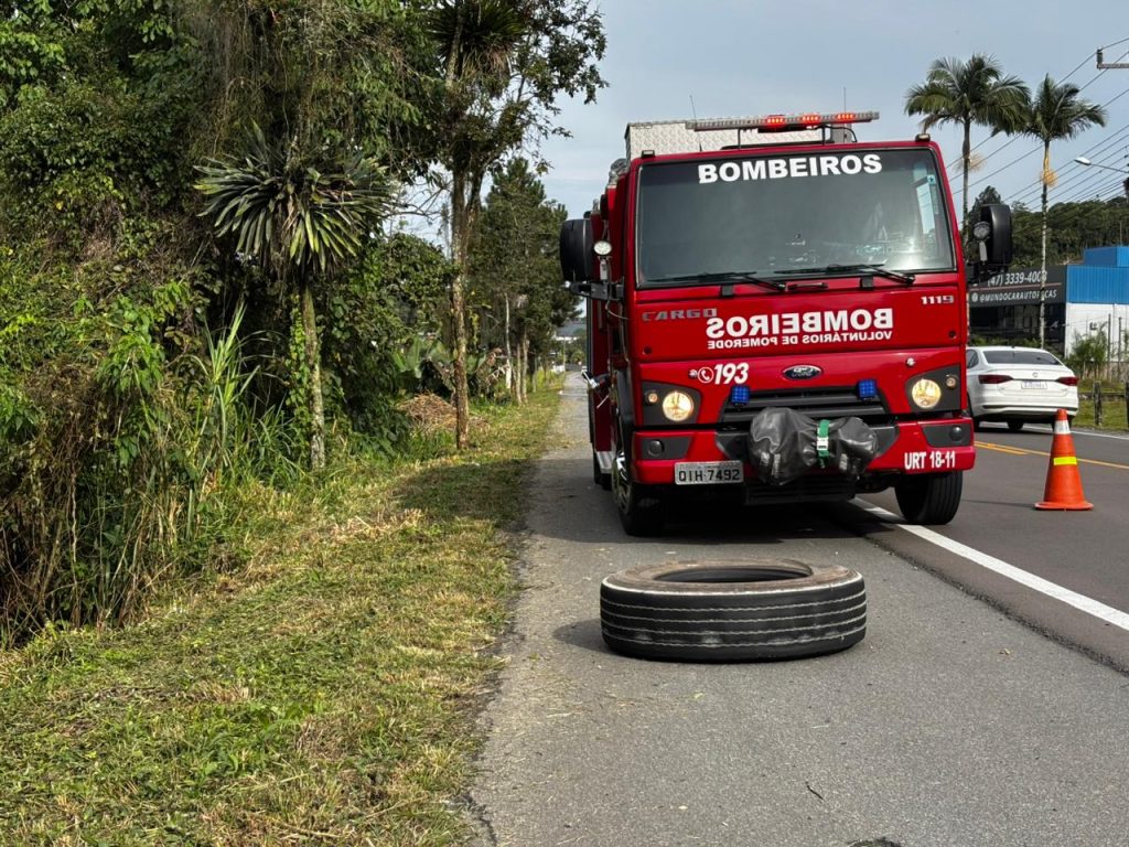 Caminhão perdeu uma roda em meio a rodovia SC-421 e a peça atingiu um motociclista - Foto: Joana Prochera/Jornal de Pomerode