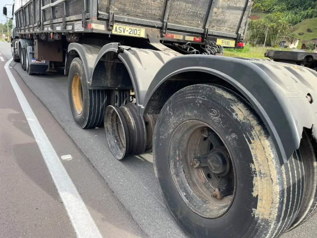 Caminhão perdeu uma roda em meio a rodovia SC-421 e a peça atingiu um motociclista - Foto: Joana Prochera/Jornal de Pomerode