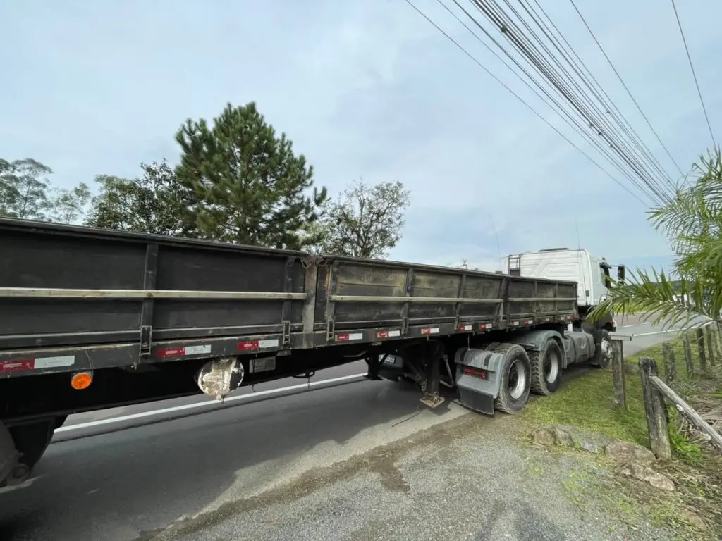 Caminhão perdeu uma roda em meio a rodovia SC-421 e a peça atingiu um motociclista - Foto: Joana Prochera/Jornal de Pomerode