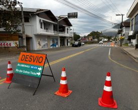 Manutenção da rede de esgoto deixa rua Luiz Abry em meia pista nesta sexta-feira