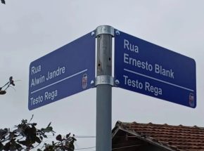 Pomerode instala quase 400 novas placas de rua e padroniza estacionamentos na Praça Jorge Lacerda