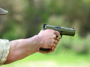 Portão de residência é alvejado a tiros após briga em Indaial