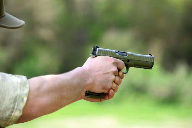 Portão de residência é alvejado a tiros após briga em Indaial