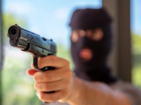 Idosa é rendida com revólver e trancada em banheiro durante assalto à residência em Blumenau