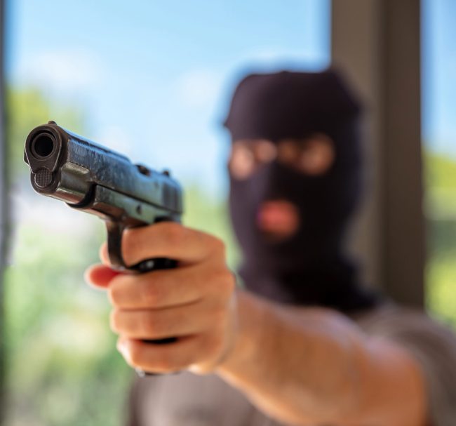 Idosa é rendida com revólver e trancada em banheiro durante assalto à residência em Blumenau