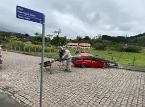 ATUALIZAÇÃO: Mãe e filha são encaminhadas ao hospital após poste cair sobre carro em Pomerode