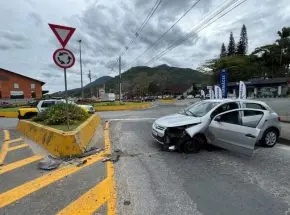 VÍDEO: motorista passa mal e colide carro contra mureta em Pomerode