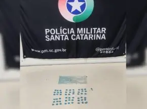 Dois homens são presos após PM encontrar mais de 50 comprimidos de MDMA escondidos em colchão em Blumenau