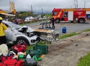 Colisão contra poste deixa motorista presa às ferragens no Vale do Itajaí